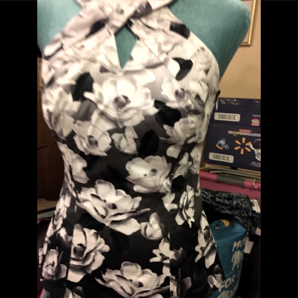 White House Black Market Sleeveless cutout top B & W Floral Hombre Style